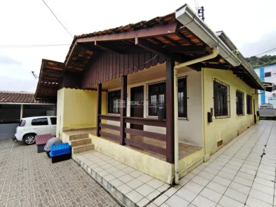 Casa 4 dormitórios em Blumenau no bairro Água Verde
