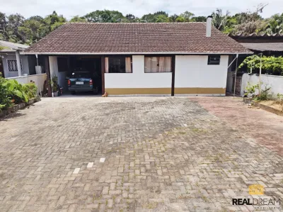 Casa 4 dormitórios em Penha no bairro Centro