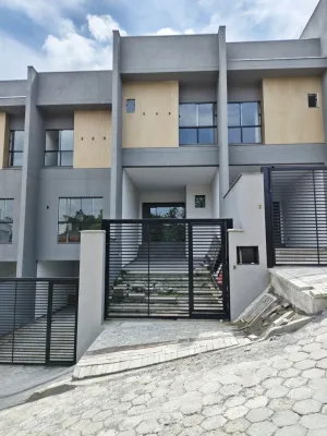 Sobrado 3 dormitórios em Blumenau no bairro Água Verde